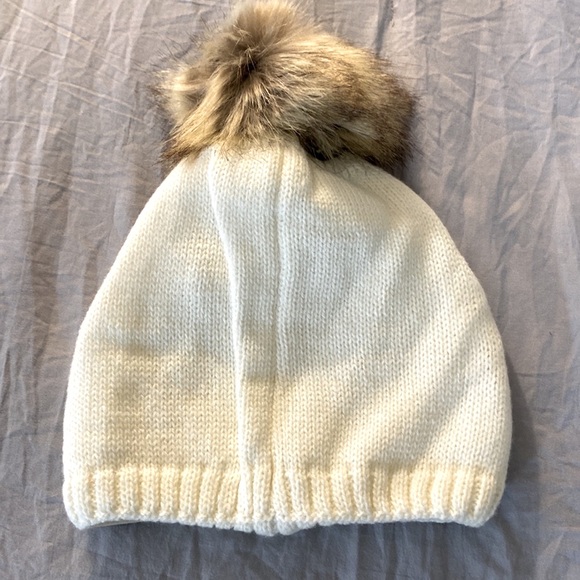 NWT C.C KIDS EXCLUSIVE LITTLE GIRLS IVORY POM BEANIE - Picture 4 of 6